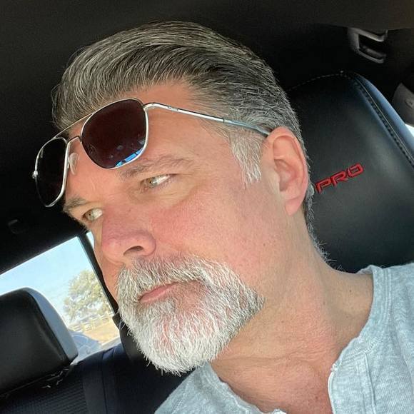Poshmark profile picture for @riveted
